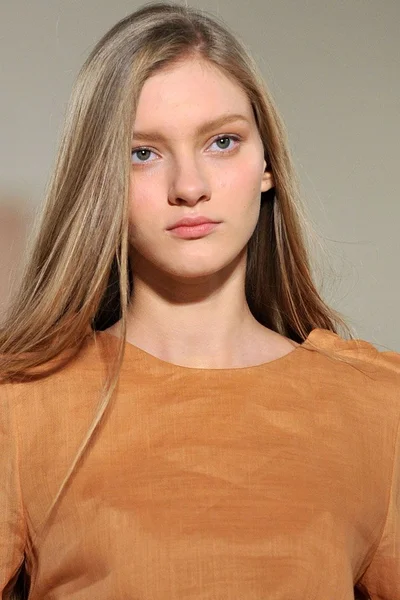 Look 16
